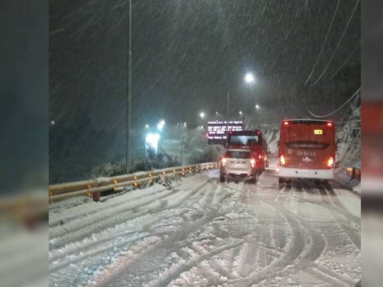 Lluvia y nieve en Santiago: Reportan calles anegadas y tránsito interrumpido en la Región Metropolitana