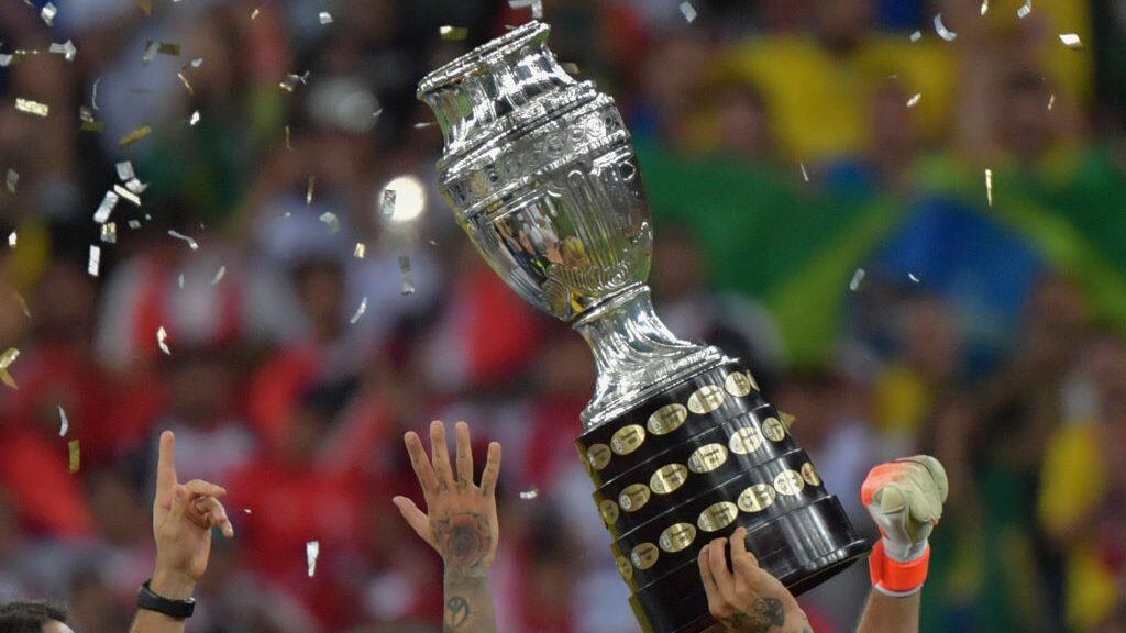 Brazil's players raise the trophy after winning the Copa America by defeating Peru in the final match of the football tournament at Maracana Stadium in Rio de Janeiro, Brazil, on July 7, 2019. (Photo by Luis Acosta / AFP)        (Photo credit should read LUIS ACOSTA/AFP via Getty Images)