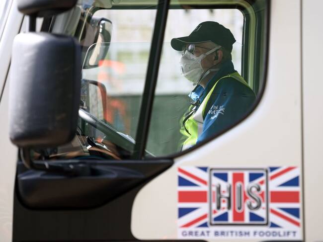 Un trabajador del transporte utiliza una mascarilla en Inglaterra