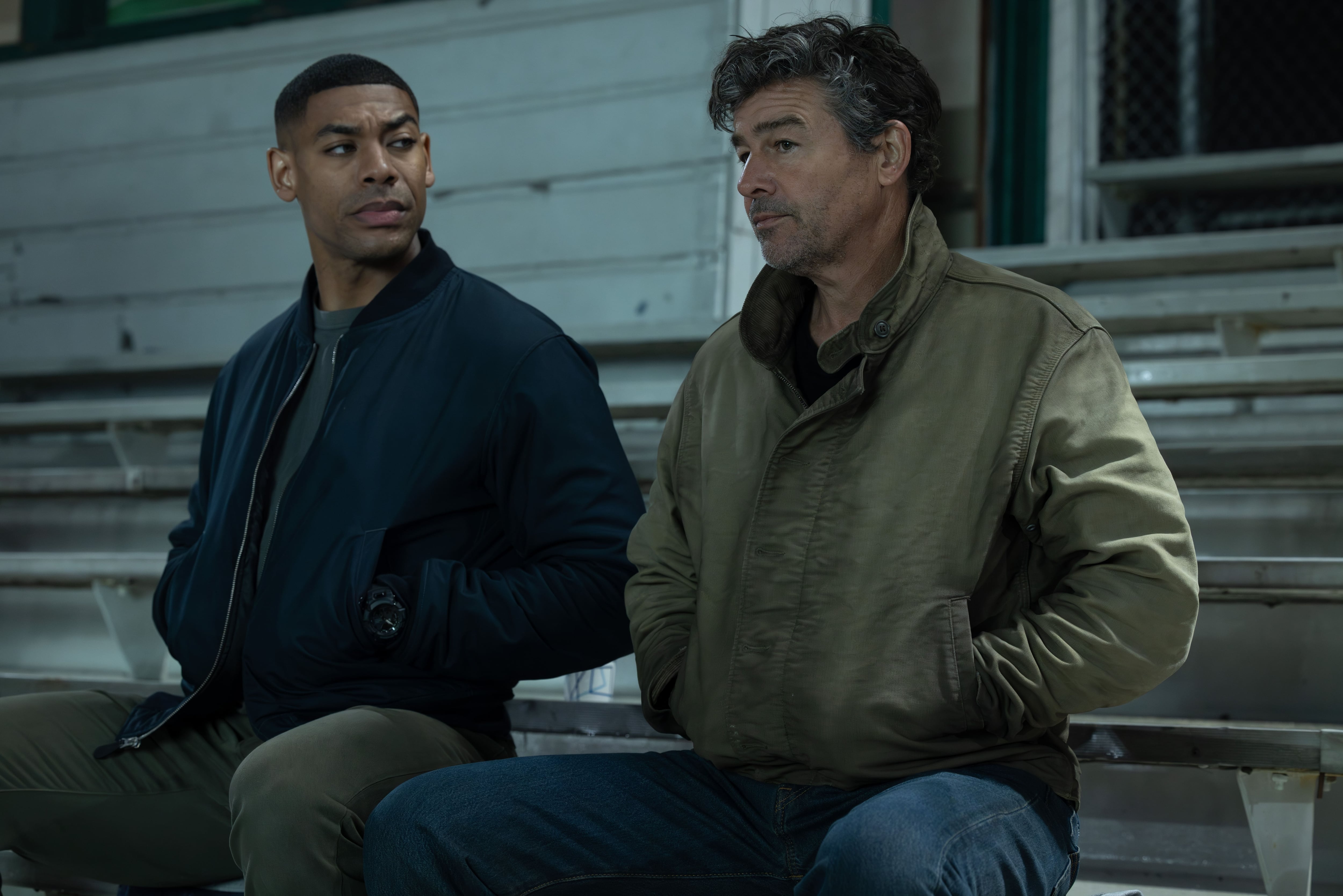De izquierda a derecha: John Stewart (Aaron Pierre) y Hal Jordan (Kyle Chandler) -  HBO