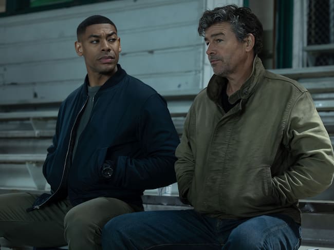 De izquierda a derecha: John Stewart (Aaron Pierre) y Hal Jordan (Kyle Chandler) - HBO