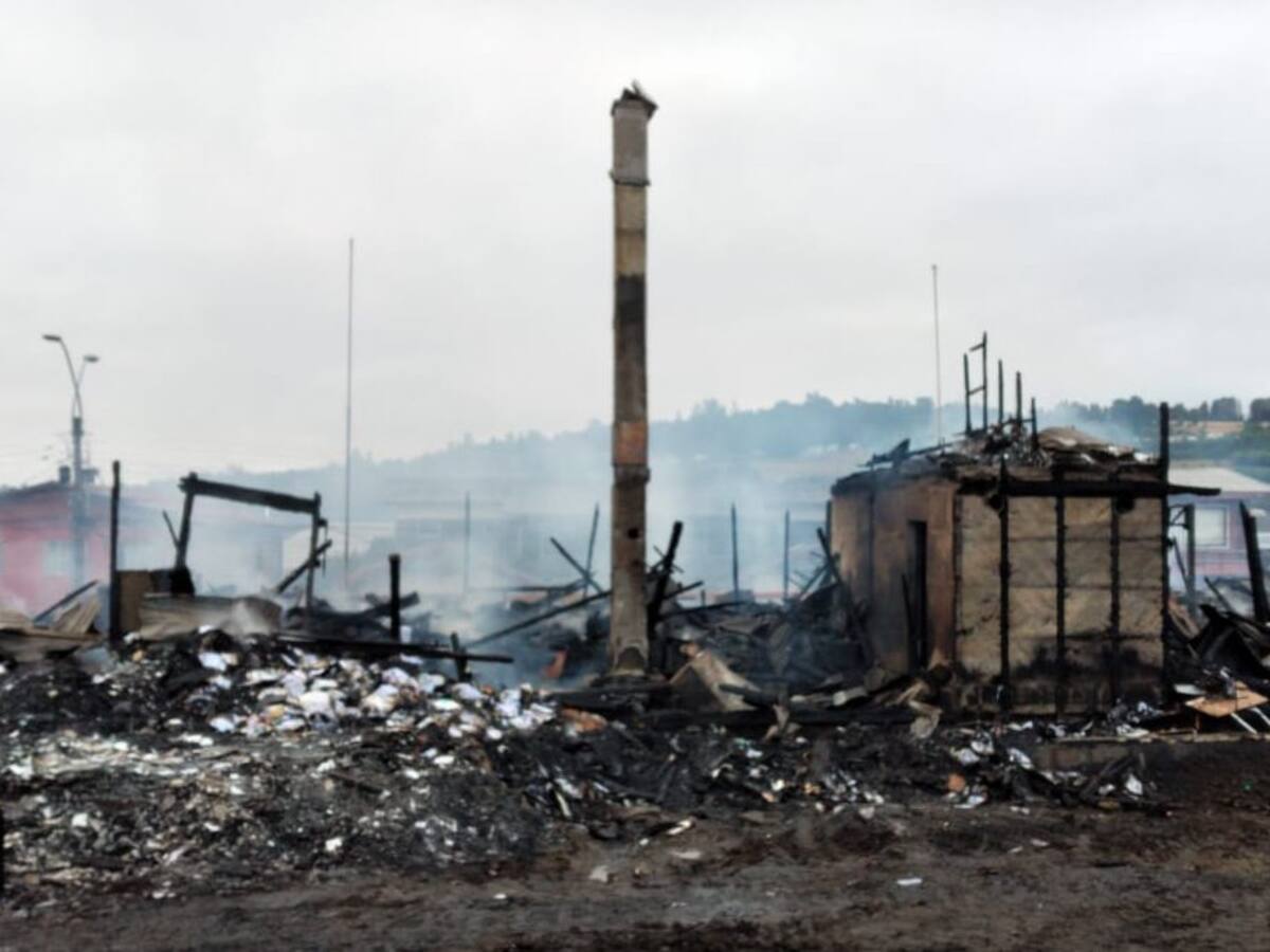 Así quedó la municipalidad de Panguipulli tras incendio por muerte de malabarista baleado por Carabineros