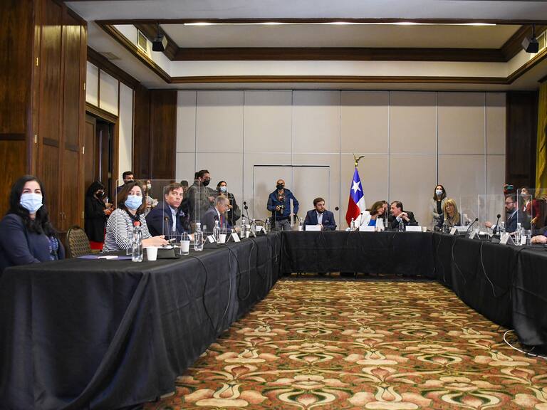 01 DE ABRIL 2022 / SANTIAGOLa ministra de Relaciones Exteriores, Antonia Urrejola, junto al subsecretario (s) de Relaciones Exteriores Alex Wetzig; el subsecretario de Relaciones Económicas Internacionales, José Miguel Ahumada; y el director de Fronteras y Límites del Estado, Carlos Dettleff, participarán de manera virtual, en la primera jornada de alegatos orales de la Corte Internacional de Justicia de La Haya (CIJ) por el caso uso de las aguas del Río Silala Chile vs Bolivia.
FOTO: VICTOR HUENANTE / AGENCIAUNO