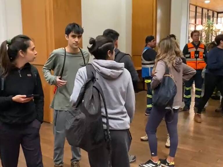 Jóvenes llegan al Hotel O’Higgins para vacunarse y ser voluntarios durante la emergencia en Viña del Mar