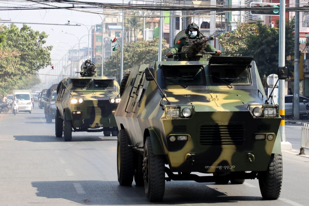 Vehículos militares recorren las calles de Myanmar tras el golpe de estado