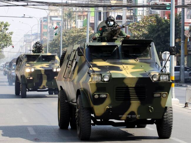 Vehículos militares recorren las calles de Myanmar tras el golpe de estado