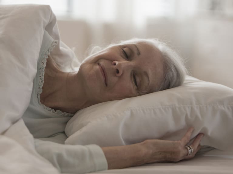 Estudio revela que escuchar música antes de dormir mejora la calidad del sueño en adultos mayores