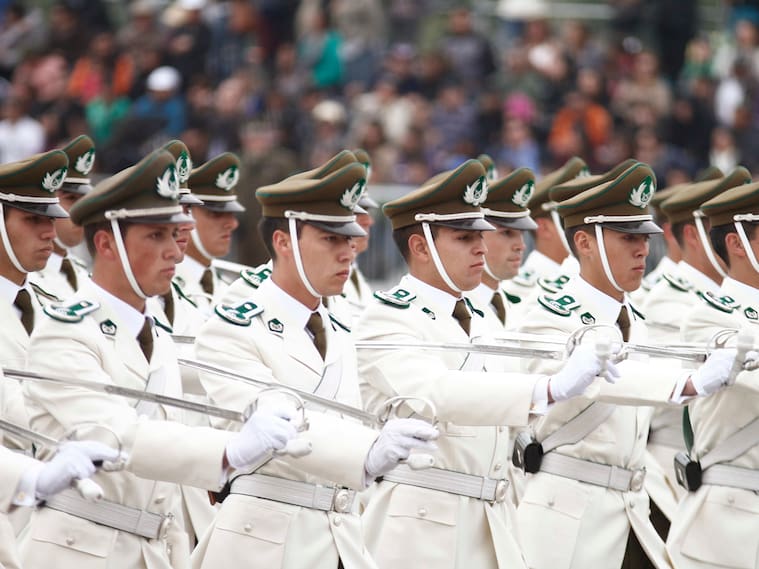 19 de Septiembre 2012/ SANTIAGO
La Banda de Guerra de la Escuela de Carabineros, junto con Cadetes de dicha institución, realizan su presentación durante el desfile de la Gran Parada Militar Año 2012
FOTO: HANS SCOTT/AGENCIAUNO
