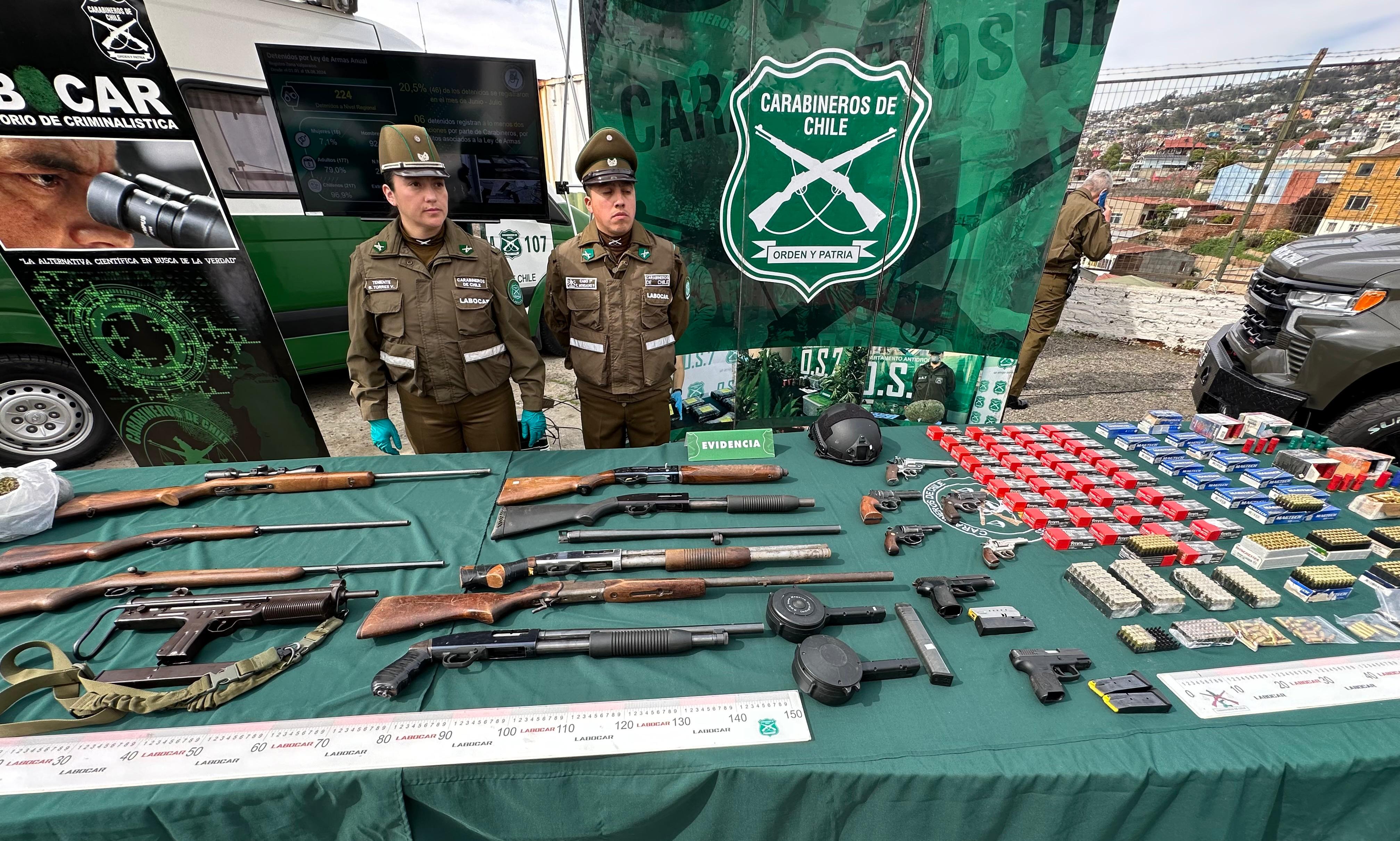 El decomiso más grande del último tiempo: Carabineros incauta armas de guerra y detiene a dos personas en Hijuelas
