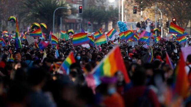 Marcha por el Orgullo repleta calles del centro de Santiago