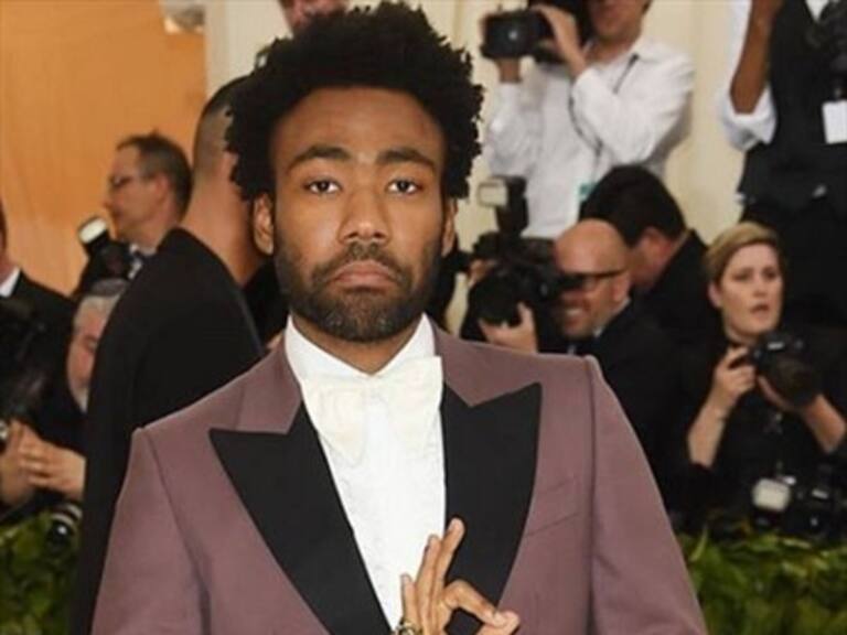 Donald Glover llegó a los Emmy vestido de su «terrorífico» personaje de Atlanta