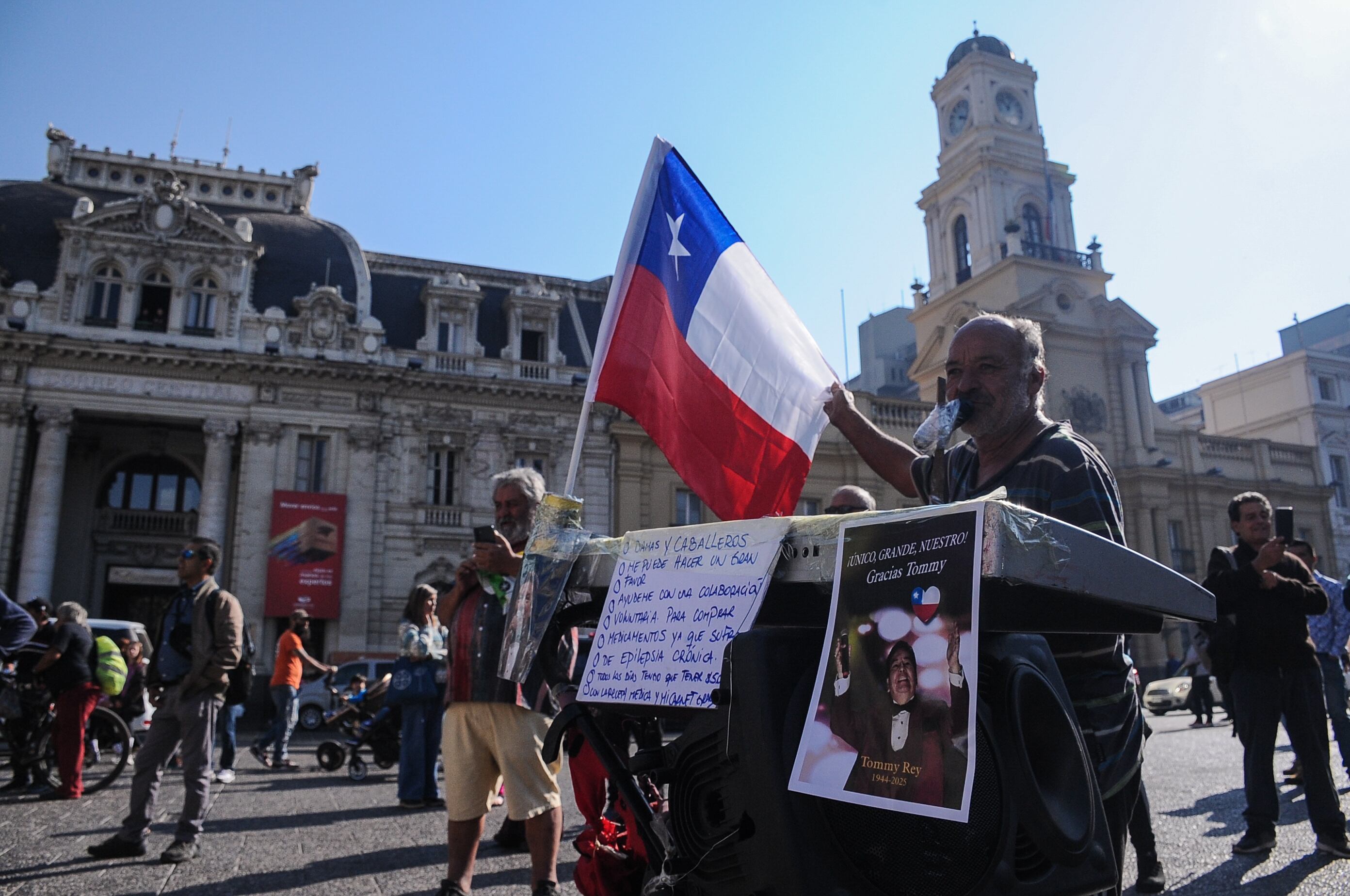 28 DE MARZO DE 2025 / SANTIAGO
Último adiós a Tommy Rey, icónico vocalista de La Sonora de Tommy Rey, en una emotiva ceremonia en la Catedral de Santiago donde familiares, amigos y seguidores despidieron al querido artista y leyenda de la cumbia chilena.
FOTO: VICTOR HUENANTE / AGENCIAUNO