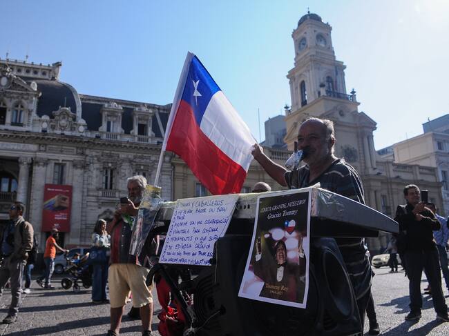 28 DE MARZO DE 2025 / SANTIAGO
Último adiós a Tommy Rey, icónico vocalista de La Sonora de Tommy Rey, en una emotiva ceremonia en la Catedral de Santiago donde familiares, amigos y seguidores despidieron al querido artista y leyenda de la cumbia chilena.
FOTO: VICTOR HUENANTE / AGENCIAUNO