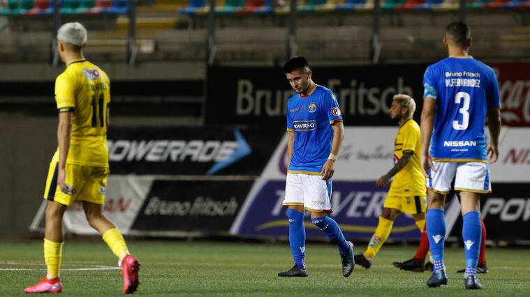 Jugadores de Audaz Italiano se lamentan ,durante el partido valido por la Octava fecha del Campeonato Nacional AFP PlanVital 2020, entre Audax Italiano vs Universidad de Concepcion, disputado en el Estadio Municipal de la Florida.FOTO:FRANCISCO LONGA/AGENCIAUNO