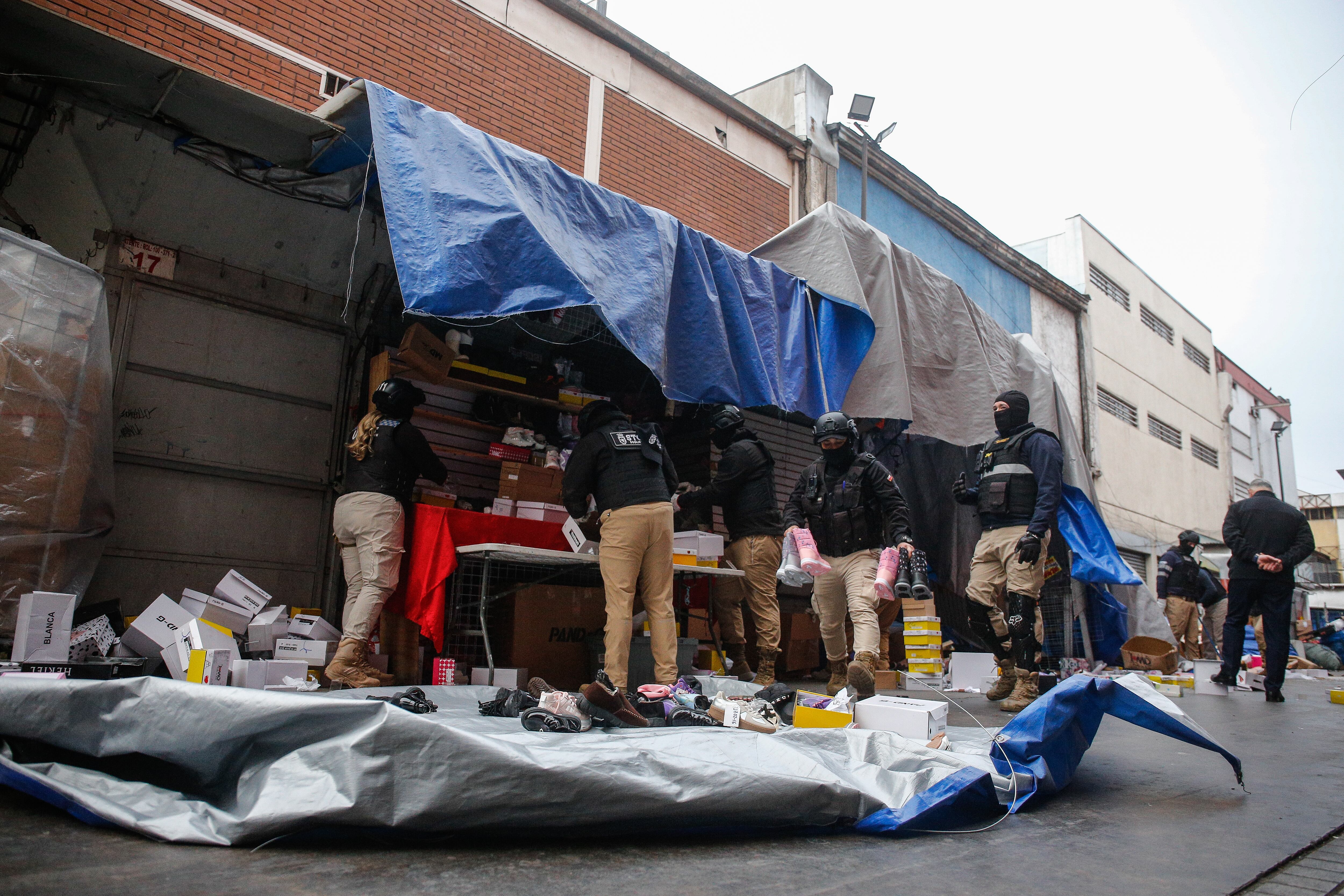 29 DE JULIO DE 2025 / SANTIAGOCarabineros junto a Seguridad Municipal de Santiago realizan operativo de desalojo de kioskos irregulares de calle Meiggs en la comuna de Santiago, con la participación del Alcalde Mario Desbordes, el delegado Presidencial Gonzalo Durán y el Seremi de Seguridad Alejandro Jiménez 
FOTO: DIEGO MARTIN / AGENCIAUNO