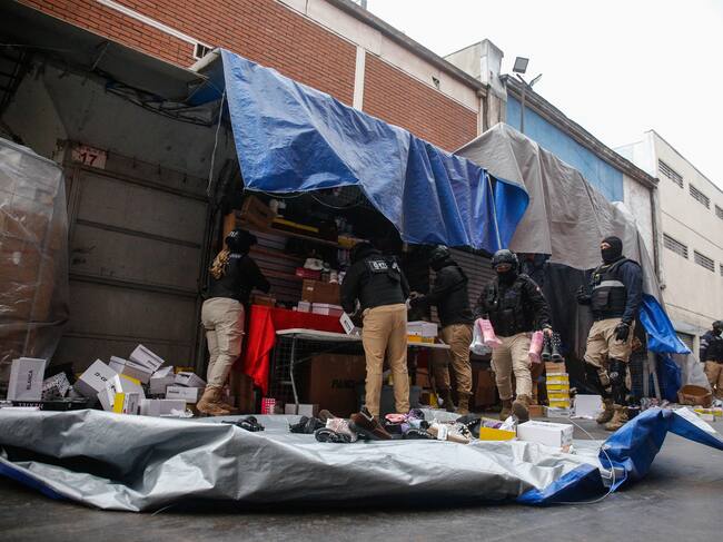29 DE JULIO DE 2025 / SANTIAGO
Carabineros junto a Seguridad Municipal de Santiago realizan operativo de desalojo de kioskos irregulares de calle Meiggs en la comuna de Santiago, con la participación del Alcalde Mario Desbordes, el delegado Presidencial Gonzalo Durán y el Seremi de Seguridad Alejandro Jiménez
FOTO: DIEGO MARTIN / AGENCIAUNO