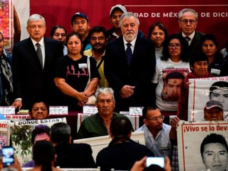 México: López Obrador crea comisión para investigar desaparición de estudiantes de Ayotzinapa
