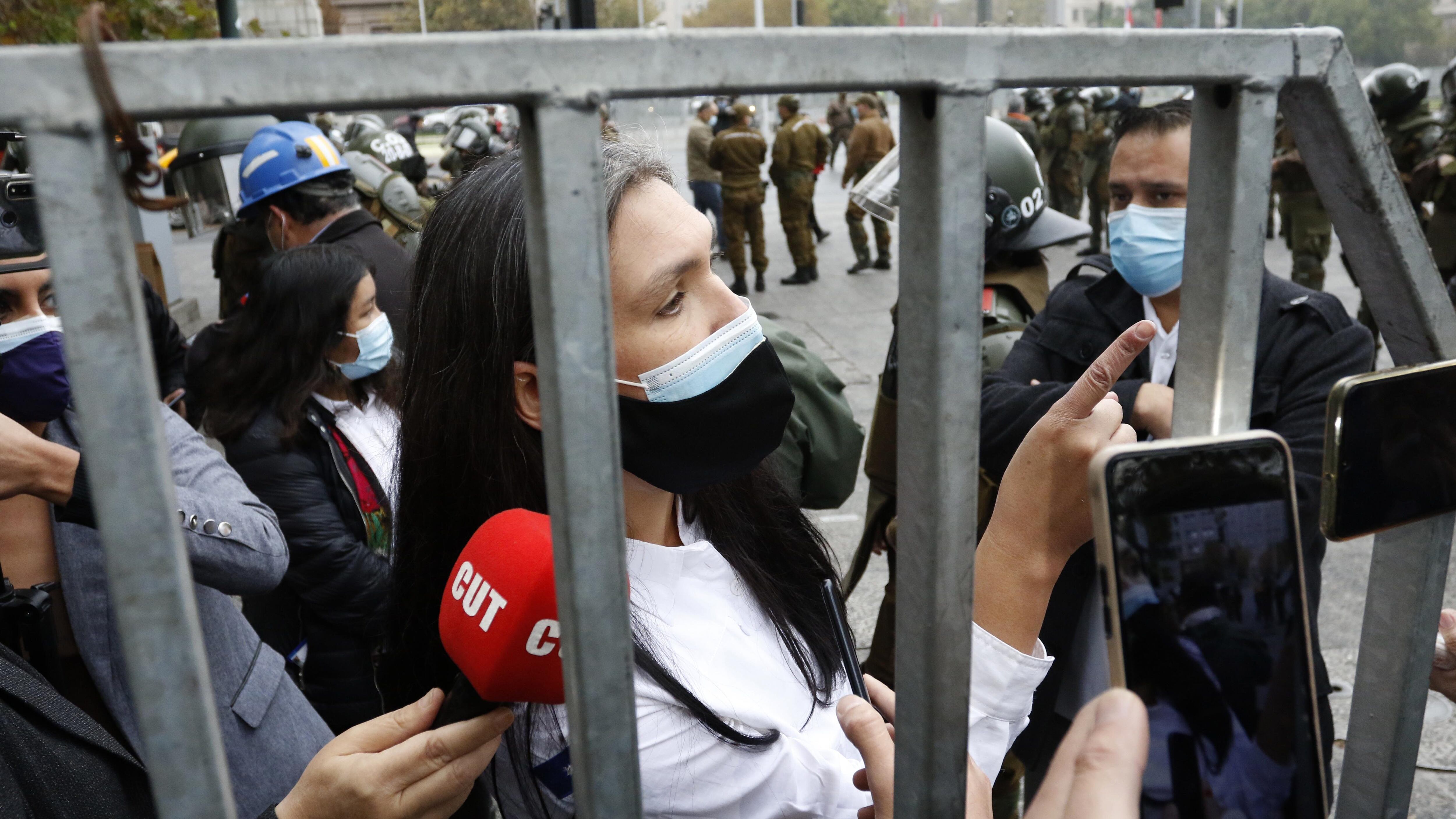 30 de Abril de 2021/SANTIAGOBarbara Figueroa, presidenta de la CUT en los Incidentes en la llegada de la CUT al Palacio de La Moneda con personal de Carabineros
FOTO: MAURICIO MENDEZ/AGENCIAUNO