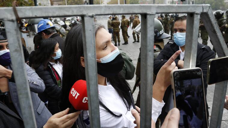 30 de Abril de 2021/SANTIAGOBarbara Figueroa, presidenta de la CUT en los Incidentes en la llegada de la CUT al Palacio de La Moneda con personal de Carabineros
FOTO: MAURICIO MENDEZ/AGENCIAUNO