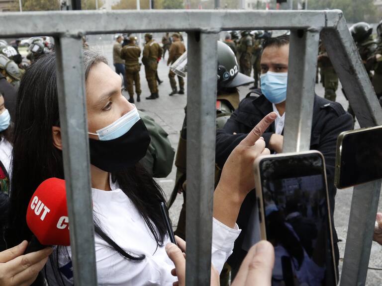 30 de Abril de 2021/SANTIAGOBarbara Figueroa, presidenta de la CUT en los Incidentes en la llegada de la CUT al Palacio de La Moneda con personal de Carabineros
FOTO: MAURICIO MENDEZ/AGENCIAUNO