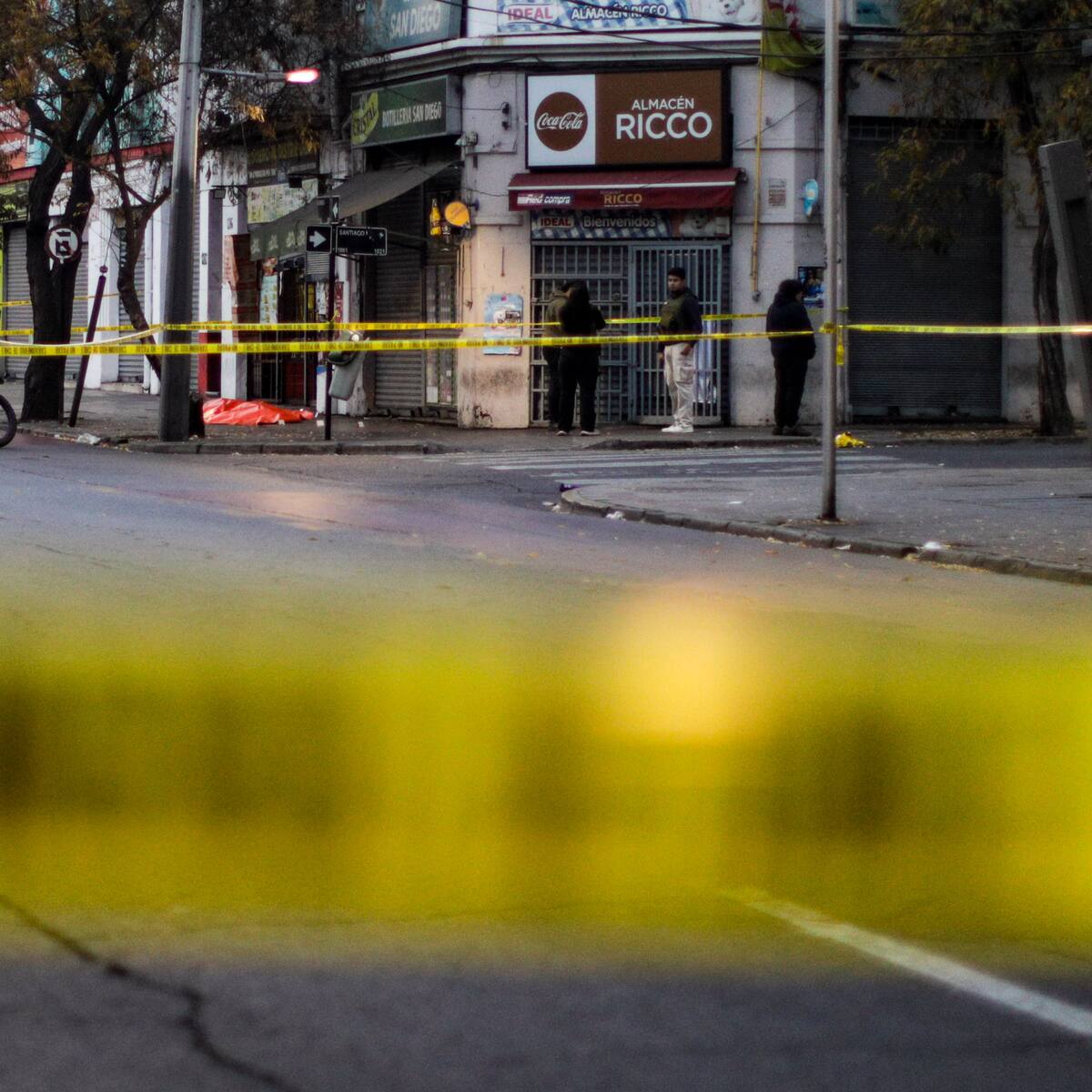 Terminó incrustado en una casa: víctima de abordazo sufre violento accidente tras escapar de delincuentes en la Pintana