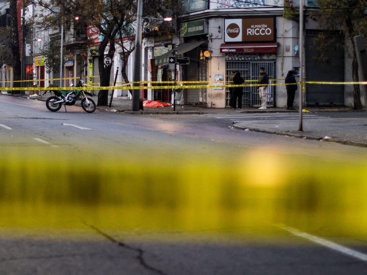 Terminó incrustado en una casa: víctima de abordazo sufre violento accidente tras escapar de delincuentes en la Pintana