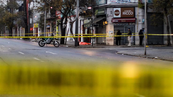 Terminó incrustado en una casa: víctima de abordazo sufre violento accidente tras escapar de delincuentes en la Pintana
