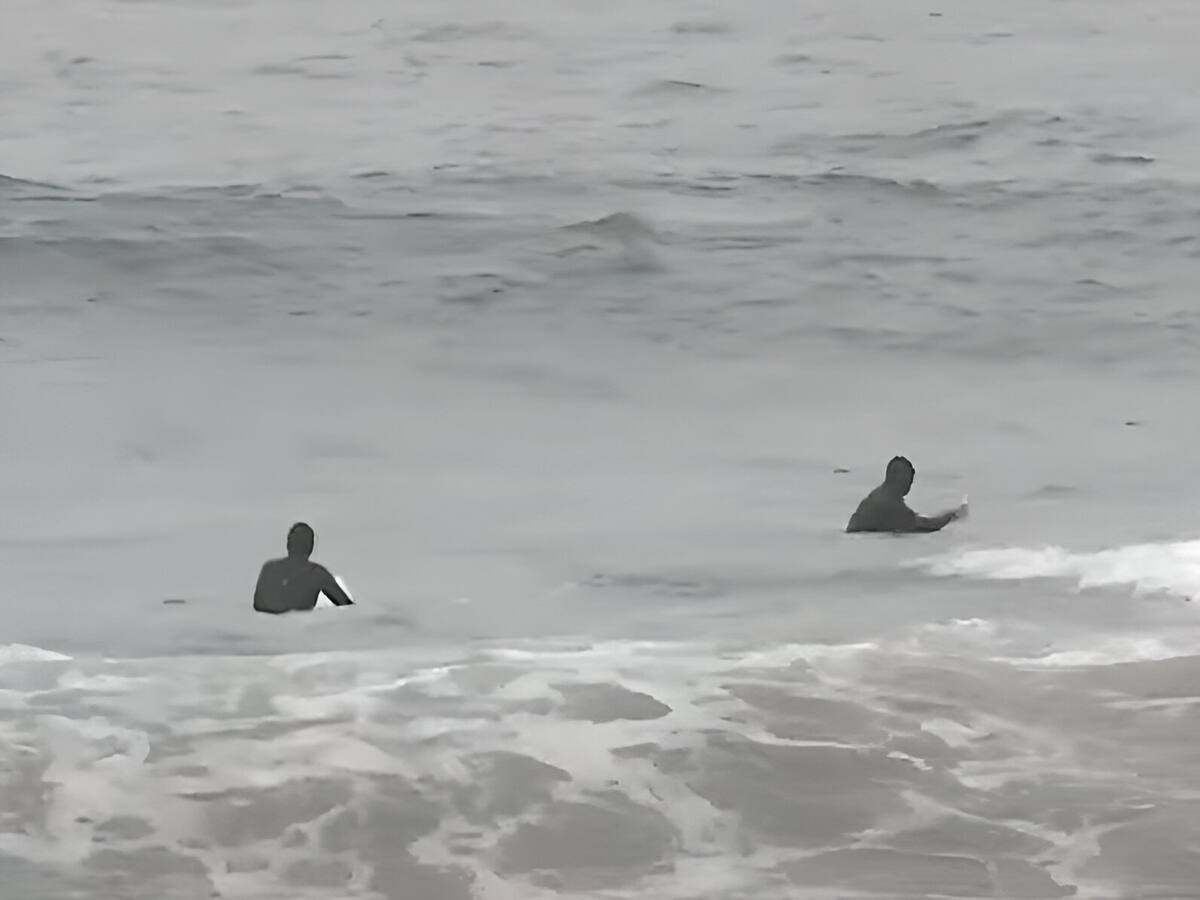 Captan a surfistas entre las olas de Reñaca pese a la alerta roja por riesgo de tsunami en Chile