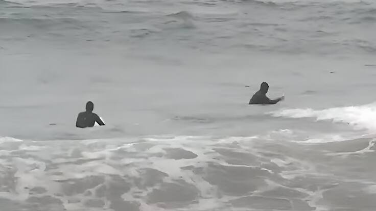 Captan a surfistas entre las olas de Reñaca pese a la alerta roja por riesgo de tsunami en Chile