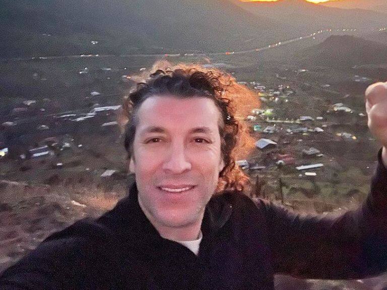 «Jorge González dijo que se sentía orgulloso»: Leo Rey habla de su cover del hit «Estrechez de Corazón»