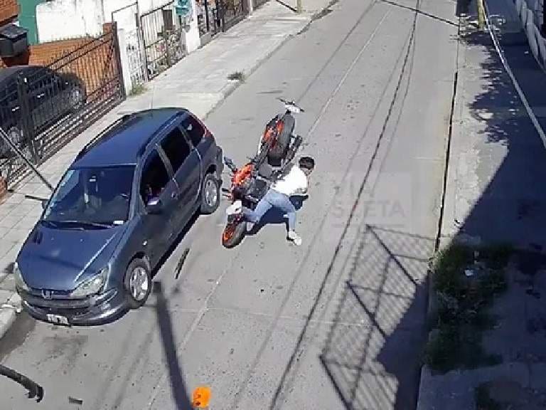 Insólito caso en Argentina: un hombre hacía piruetas en una moto robada, chocó y murió