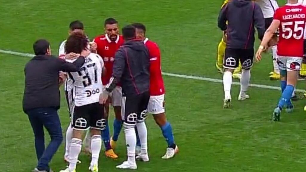 Hasta Quinteros se metió a separar: Maximiliano Falcón y Fernando Zampedri protagonizan las principales peleas del Colo Colo-UC