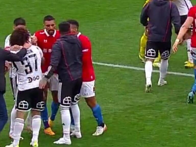 Hasta Quinteros se metió a separar: Maximiliano Falcón y Fernando Zampedri protagonizan las principales peleas del Colo Colo-UC