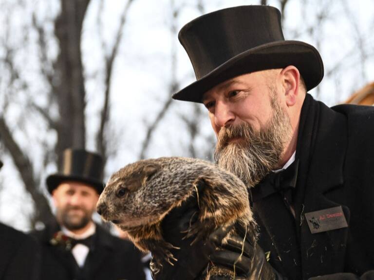 Marmota Phil sale de su madriguera y anuncia seis semanas más de invierno para Estados Unidos