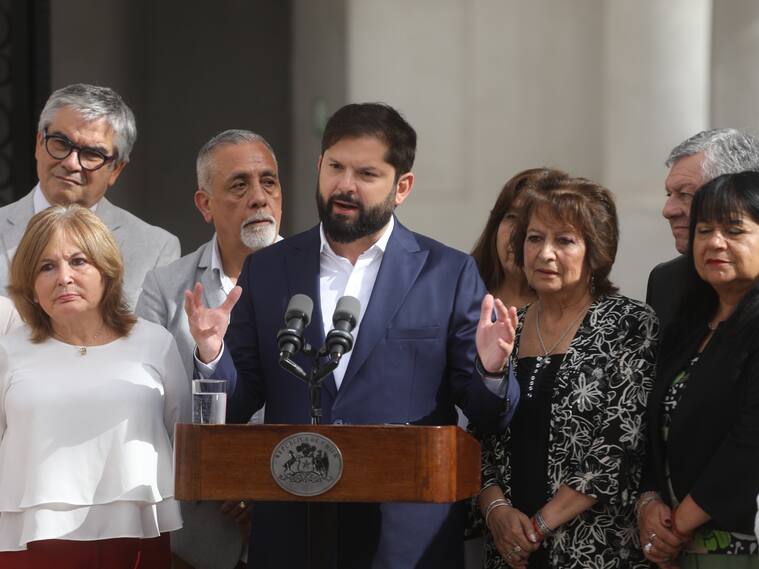 30 de enero de 2025/SANTIAGO
el Presidente de la República, Gabriel Boric Font, junto a la ministra del Trabajo y Previsión Social, Jeannette Jara, el ministro de Hacienda, Mario Marcel, y el subsecretario de Previsión Social, Claudio Reyes, sostienen un desayuno con pensionadas y pensionados.
FOTO: SEBASTIAN BELTRAN GAETE / AGENCIUNO