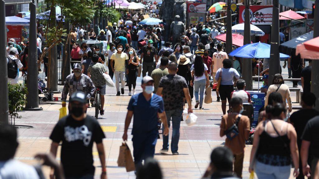 01 DE MARZO 2021 / ANTOFAGASTA Calle Prat aglomerado de personas que realizan sus diligencias  ,durante el primer lunes de marzo en pandemia COVID-19 que afecta al país 
FOTO CAMILO ALFARO / AGENCIAUNO