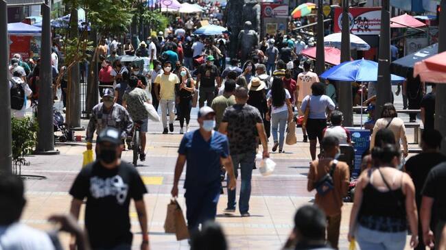 01 DE MARZO 2021 / ANTOFAGASTA Calle Prat aglomerado de personas que realizan sus diligencias ,durante el primer lunes de marzo en pandemia COVID-19 que afecta al país
FOTO CAMILO ALFARO / AGENCIAUNO