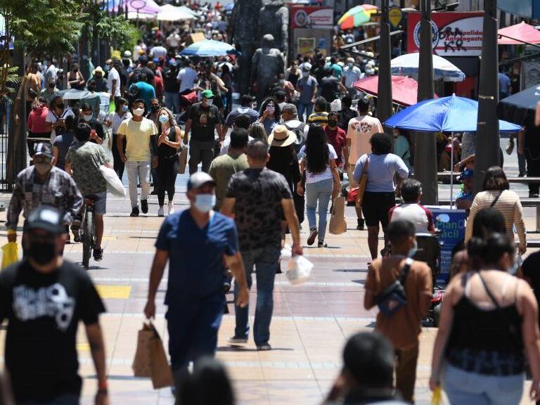 01 DE MARZO 2021 / ANTOFAGASTA Calle Prat aglomerado de personas que realizan sus diligencias ,durante el primer lunes de marzo en pandemia COVID-19 que afecta al país
FOTO CAMILO ALFARO / AGENCIAUNO