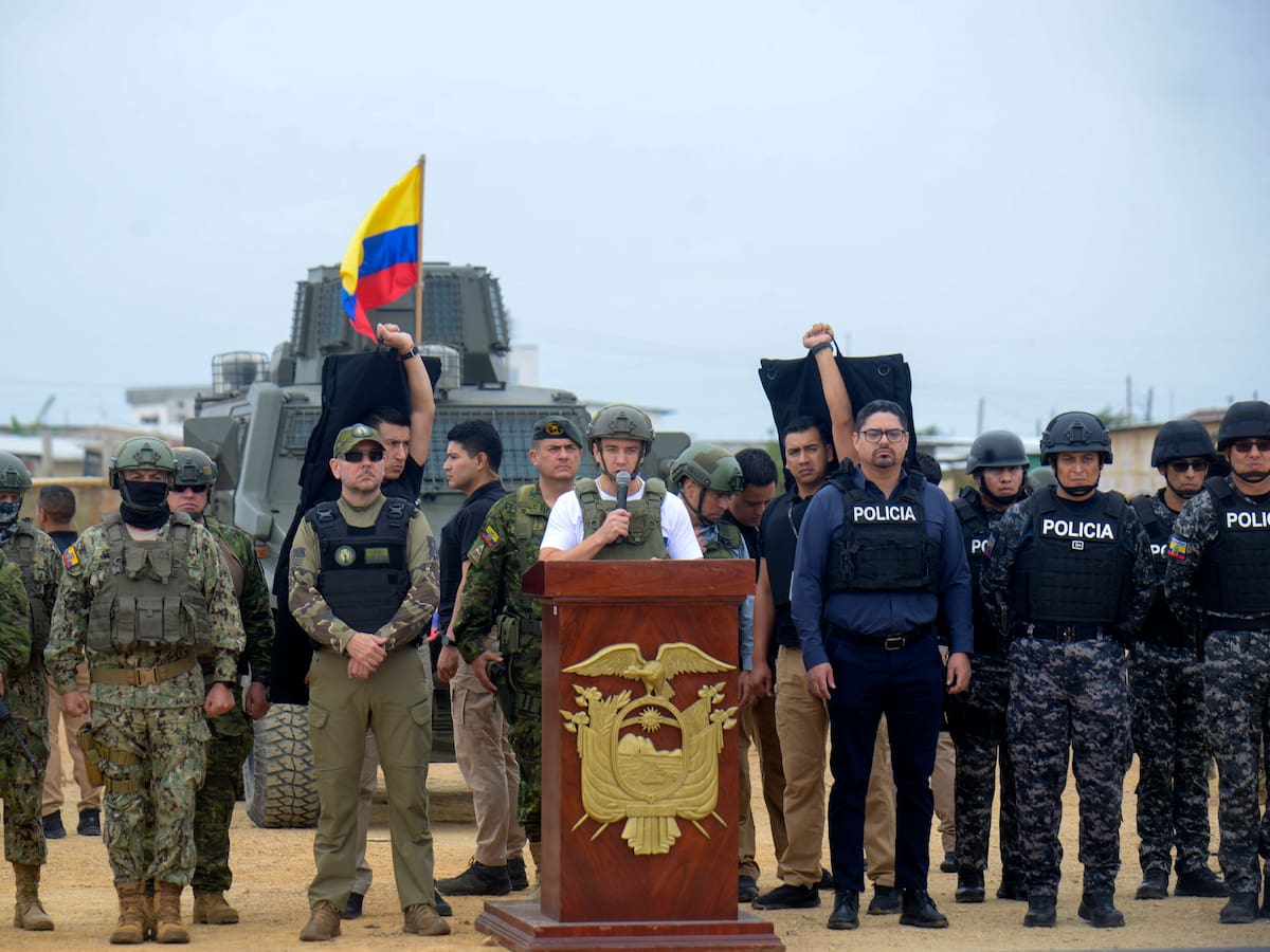 Presidente de Ecuador llega en un tanque y rodeado de militares a ciudad tomada por el narcotráfico: “Las mafias tienen las horas contadas”