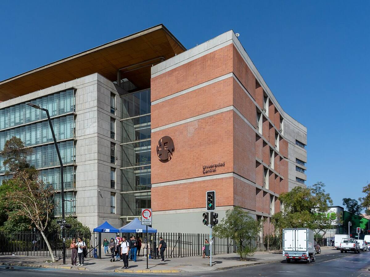 Pelea dentro de la Universidad Central de Santiago deja dos estudiantes apuñalados: hay un detenido