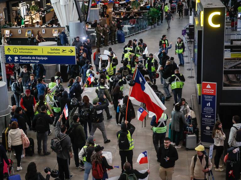 Jornada clave ante masiva llegada de pasajeros: inicia segundo día de paro de trabajadores en Aeropuerto de Santiago