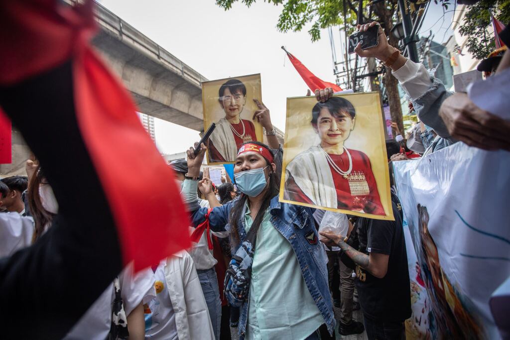 Refugiados protestan contra la junta militar de Myanmar en Tailandia