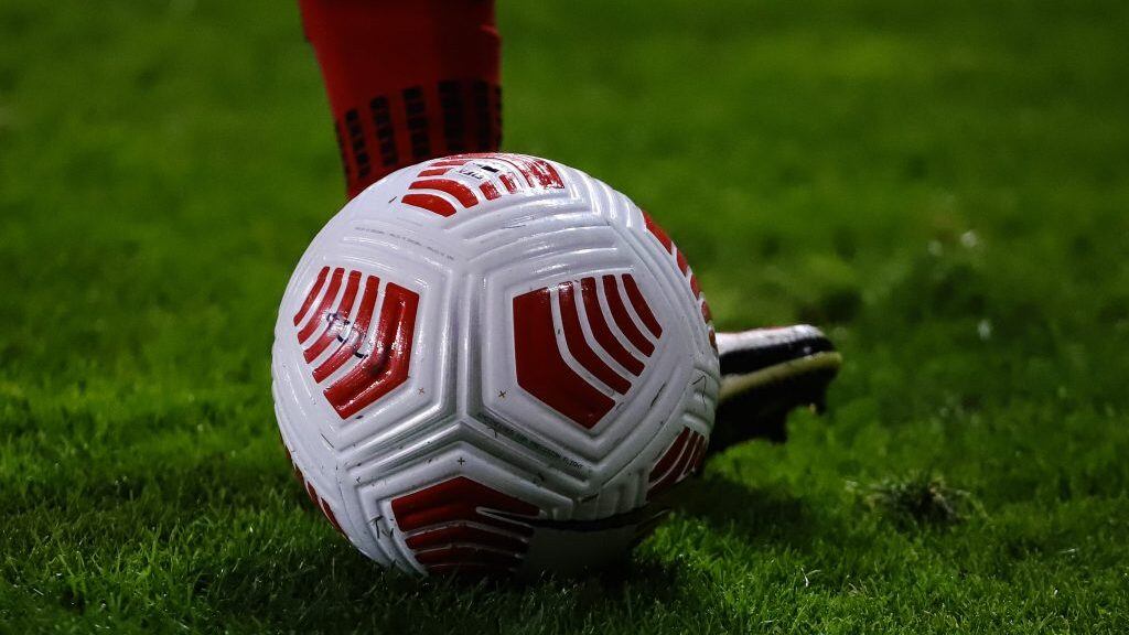 28 de Marzo del 2021/CHILLANUn jugador se alista a patear el balon , durante el partido valido por la Primera fecha del Campeonato Nacional AFP PlanVital 2021, entre Ñublense vs Universidad Catolica, disputado en el Estadio Nelson Oyarzun Arenas.
FOTO:FELIPE VENEGAS/AGENCIA UNO