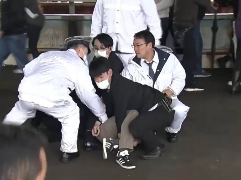 Por ataque explosivo: primer ministro de Japón fue evacuado durante acto oficial