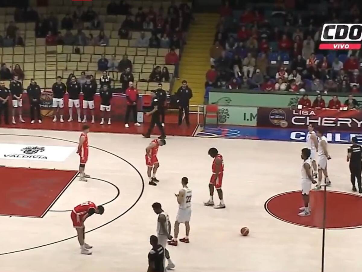 El emotivo homenaje del equipo masculino de básquetbol de Colo Colo a los hinchas fallecidos en Copa Libertadores