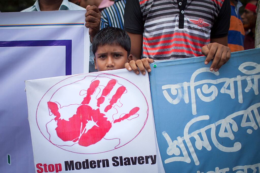 Un niño es parte de una manifestación en contra de la esclavitud moderna que se realizó en Bangladesh