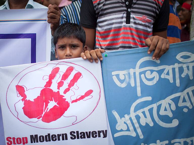 Un niño es parte de una manifestación en contra de la esclavitud moderna que se realizó en Bangladesh
