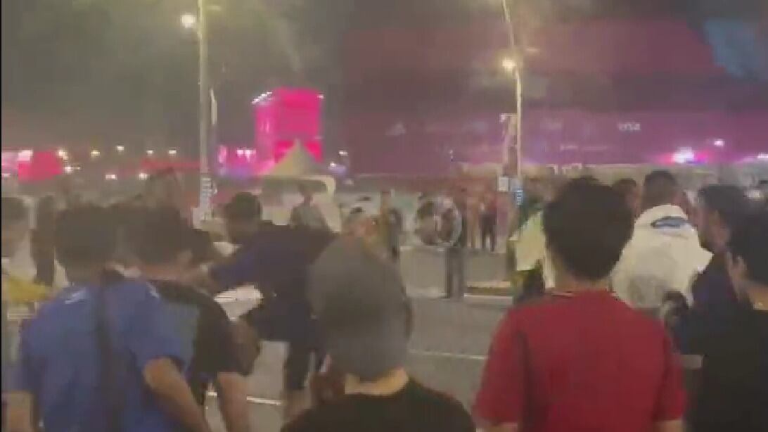Hinchas de Argentina y México protagonizan feroz pelea en las calles de Qatar
