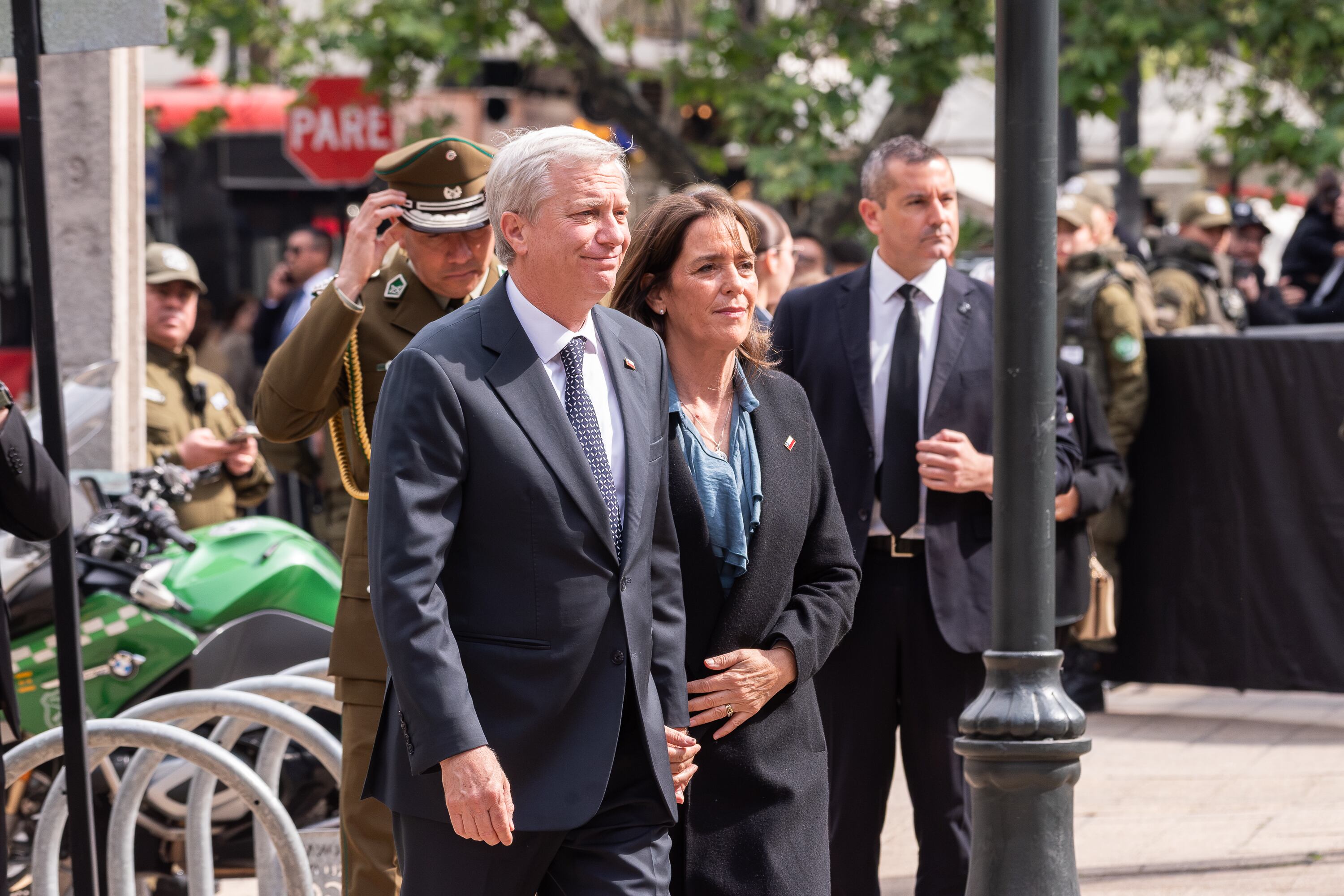 Cargó el féretro junto al general director: Presidente Kast participa en funeral de carabinero asesinado en Lo Espejo