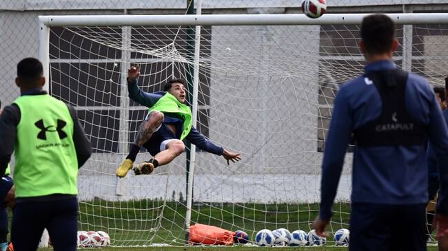 El particular espía que tuvo la última práctica de la UC para enfrentar a Everton